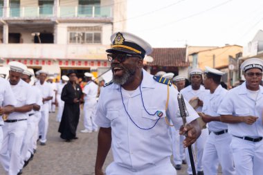 Saubara, Bahia, Brezilya - 3 Ağustos 2024: Kültür grubu Marujada Fragata Brasileira, Bahia 'daki Saubara kentinde düzenlenen bir Chegancas toplantısında geçit töreninde görülüyor..