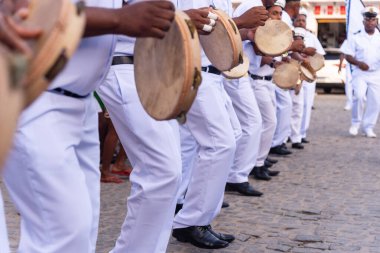 Saubara, Bahia, Brezilya - 3 Ağustos 2024: Kültür grubu Marujada Fragata Brasileira, Bahia 'daki Saubara kentinde düzenlenen bir Chegancas toplantısında geçit töreninde görülüyor..