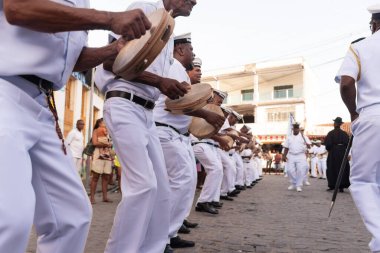 Saubara, Bahia, Brezilya - 3 Ağustos 2024: Brezilyalı firkateyn Marujada üyeleri Saubara, Bahia 'daki bir Chegancas toplantısında sahne alırken görüldü.