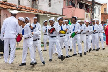 Saubara, Bahia, Brezilya - 3 Ağustos 2024: Marujada ve Cheganca kültür grubu üyeleri, Bahia 'nın Saubara kentinde düzenlenen geçit töreninde sahne alırken görüldü..