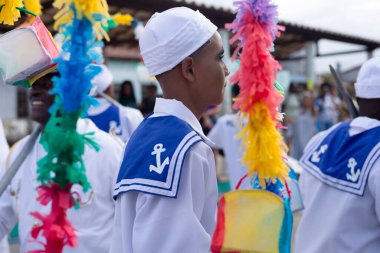 Saubara, Bahia, Brezilya - 3 Ağustos 2024: Tipik kıyafetler giymiş Marujada kültür grubu, Saubara, Bahia 'daki bir Chegancas toplantısında dans ederken, şarkı söylerken ve çalarken görülüyor.