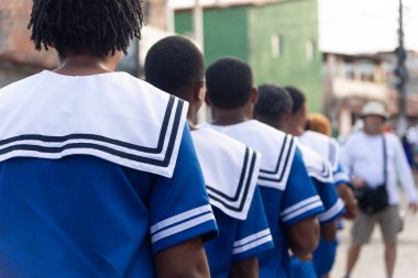 Saubara, Bahia, Brezilya - 3 Ağustos 2024: Karaktere bürünmüş bir grup Marujada, Bahia 'daki Saubara kentinde düzenlenen bir Chegancas toplantısında sahne alırken görüldü..