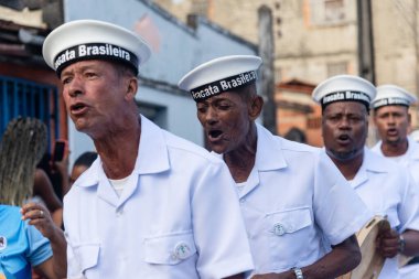 Saubara, Bahia, Brezilya - 3 Ağustos 2024: Brezilyalı firkateyn Marujada üyeleri Saubara, Bahia 'daki bir Chegancas toplantısında sahne alırken görüldü.