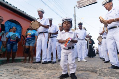 Saubara, Bahia, Brezilya - 3 Ağustos 2024: Brezilyalı firkateyn Marujada üyeleri Saubara, Bahia 'daki bir Chegancas toplantısında sahne alırken görüldü.