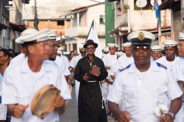 Saubara, Bahia, Brezilya - 3 Ağustos 2024: Brezilyalı firkateyn Marujada üyeleri Saubara, Bahia 'daki bir Chegancas toplantısında sahne alırken görüldü.