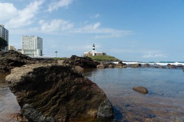 Salvador, Bahia, Brezilya - 01 Eylül 2024: Barra Deniz feneri, kartpostal, aşağıdan Salvador, Bahia 'daki Barra Deniz feneri plajında görüldü..