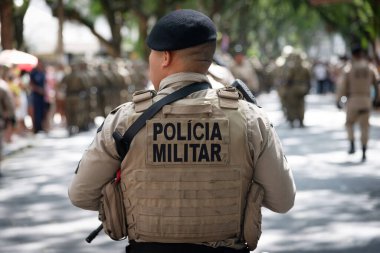 Salvador, Bahia, Brezilya - 07 Eylül 2024: Askeri polis memurları Brezilya Bağımsızlık Günü 'nde geçit töreni yaparken görüldü. Salvador, Bahia.