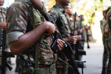 Salvador, Bahia, Brezilya - 07 Eylül 2024: Brezilya Bağımsızlık Günü 'nde ordu askerleri ayakta görülüyor. Bahia, Salvador şehri..