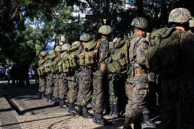 Salvador, Bahia, Brezilya - 07 Eylül 2024: Ordu birlikleri Brezilya Bağımsızlık Günü geçit törenine hazırlanırken görüldü. Bahia, Salvador şehri..