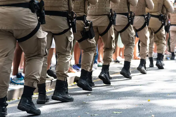 Salvador, Bahia, Brezilya - 07 Eylül 2024: Askeri polis memurları Brezilya Bağımsızlık Günü 'nde geçit töreni yaparken görüldü. Salvador, Bahia.