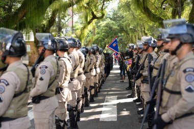 Salvador, Bahia, Brezilya - 07 Eylül 2024: Brezilya 'nın Bahia kentinde düzenlenen Brezilya Bağımsızlık Günü kutlamaları sırasında askeri polis memurları oluşurken görüldü.