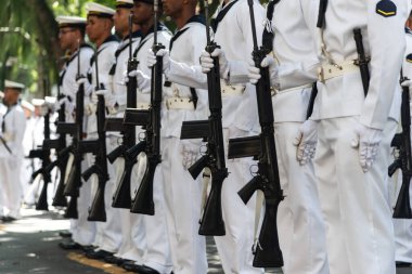 Salvador, Bahia, Brezilya - 07 Eylül 2024: Brezilya 'nın Bahia kentindeki Salvador kentindeki bağımsızlık kutlamaları sırasında donanma askerlerinin hareketsiz durduğu görüldü.