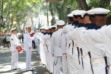 Salvador, Bahia, Brezilya - 07 Eylül 2024: Brezilya 'nın Bahia kentindeki Salvador şehrinde düzenlenen geçit töreninde donanma askerleri görüldü.