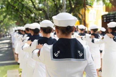 Salvador, Bahia, Brezilya - 07 Eylül 2024: Brezilya 'nın Bahia kentindeki Salvador kentindeki bağımsızlık kutlamaları sırasında donanma askerlerinin hareketsiz durduğu görüldü.