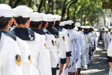 Salvador, Bahia, Brezilya - 07 Eylül 2024: Brezilya 'nın Bahia kentindeki Salvador kentinde düzenlenen bağımsızlık kutlamaları sırasında donanma personeli görev başında görüldü..