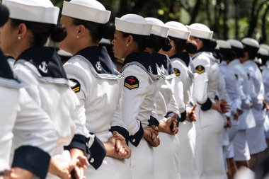 Salvador, Bahia, Brezilya - 07 Eylül 2024: Brezilya 'nın Bahia kentindeki Salvador kentinde düzenlenen bağımsızlık kutlamaları sırasında donanma personeli görev başında görüldü..