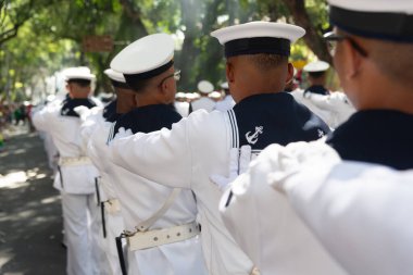 Salvador, Bahia, Brezilya - 07 Eylül 2024: Brezilya 'nın Bahia kentindeki Salvador kentinde düzenlenen bağımsızlık kutlamaları sırasında donanma personeli görev başında görüldü..