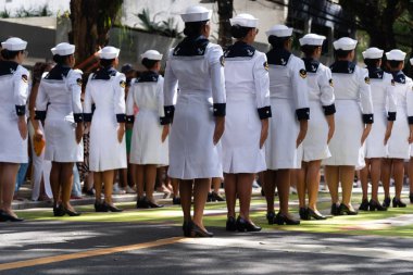 Salvador, Bahia, Brezilya - 07 Eylül 2024: Brezilya 'nın Bahia kentindeki Salvador kentinde düzenlenen bağımsızlık kutlamaları sırasında donanma personeli görev başında görüldü..