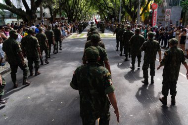 Salvador, Bahia, Brezilya - 07 Eylül 2024: Ordu askerleri Brezilya 'nın Bahia kentindeki Salvador kentinde düzenlenen bağımsızlık kutlamalarında yürürken görüldü.