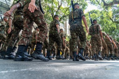 Salvador, Bahia, Brezilya - 07 Eylül 2024: Brezilya 'nın Bahia kentindeki Salvador kentindeki bağımsızlık kutlamaları sırasında ordu birlikleri yürüyüş yaparken görüldü.