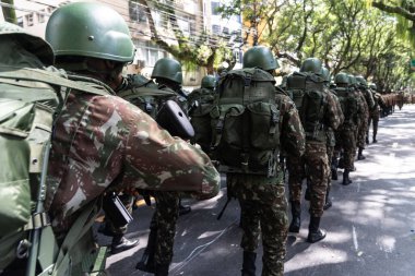 Salvador, Bahia, Brezilya - 07 Eylül 2024: Brezilya 'nın Bahia kentindeki Salvador kentindeki bağımsızlık kutlamaları sırasında ordu birlikleri yürüyüş yaparken görüldü.