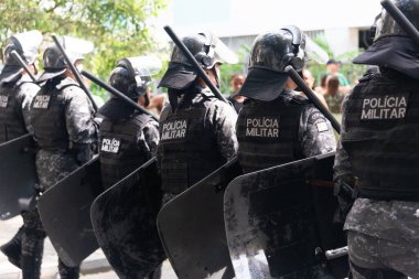 Salvador, Bahia, Brezilya - 07 Eylül 2024: Askeri polis askerleri Brezilya Bağımsızlık Günü 'nde geçit töreni yaparken görüldü. Salvador, Bahia.