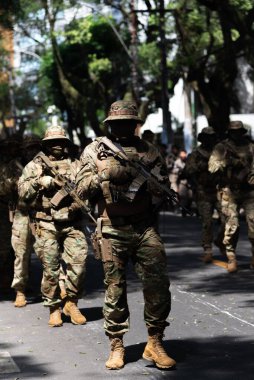 Salvador, Bahia, Brezilya - 07 Eylül 2024: Brezilya Bağımsızlık Günü 'nde özel kuvvetlerden askeri polis memurlarının geçit töreni yaptığı görüldü. Salvador, Bahia.