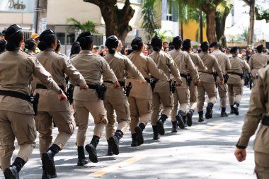 Salvador, Bahia, Brezilya - 07 Eylül 2024: Askeri polisin kadın askerleri Brezilya Bağımsızlık Günü 'nde geçit töreni yaparken görüldü. Salvador, Bahia.