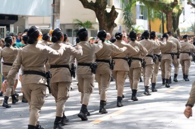 Salvador, Bahia, Brezilya - 07 Eylül 2024: Askeri polisin kadın askerleri Brezilya Bağımsızlık Günü 'nde geçit töreni yaparken görüldü. Salvador, Bahia.