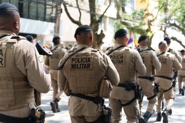 Salvador, Bahia, Brezilya - 07 Eylül 2024: Askeri polis memurları Brezilya Bağımsızlık Günü 'nde geçit töreni yaparken görüldü. Salvador, Bahia.