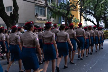 Salvador, Bahia, Brezilya - 07 Eylül 2024: Brezilya Bağımsızlık Günü 'nde kadın askeri polis memurlarının geçit töreni yaptığı görüldü. Salvador, Bahia.