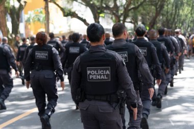 Salvador, Bahia, Brezilya - 07 Eylül 2024: Brezilya Bağımsızlık Günü 'nde cezaevi polisleri yürüyüş yaparken görüldü. Salvador, Bahia.