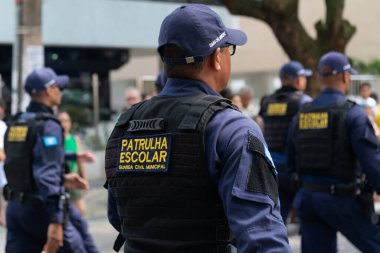 Salvador, Bahia, Brezilya - 07 Eylül 2024: Brezilya Bağımsızlık Günü 'nde okul devriyesi askerleri geçit töreni yaparken görüldü. Salvador, Bahia.