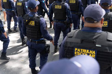 Salvador, Bahia, Brezilya - 07 Eylül 2024: Brezilya Bağımsızlık Günü 'nde okul devriyesi askerleri geçit töreni yaparken görüldü. Salvador, Bahia.