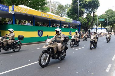 Salvador, Bahia, Brezilya - 07 Eylül 2024: Askeri polis memurları Brezilya 'nın Bahia kentindeki Salvador kentindeki Bağımsızlık Günü' nde motosikletle geçit töreni yaparken görüldü.