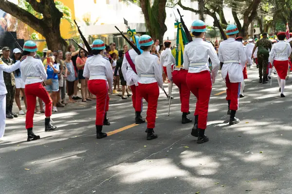 Salvador, Bahia, Brezilya - 07 Eylül 2024: Askeri okuldan öğrenciler, Brezilya 'nın Salvador, Bahia kentinde bağımsızlık kutlamaları için geçit töreni yapıyorlar.