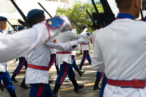 Salvador, Bahia, Brezilya - 07 Eylül 2024: Askeri polis öğrencileri Brezilya Bağımsızlık Günü 'nde geçit töreni yaparken görüldü. Salvador, Bahia.