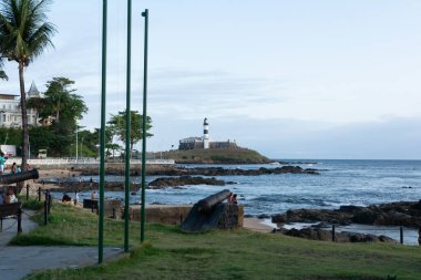 Salvador, Bahia, Brezilya - 14 Eylül 2024: Salvador, Bahia 'daki Barra Mahallesi' ndeki Barra Deniz Feneri 'nin uzaktan görüntüsü.