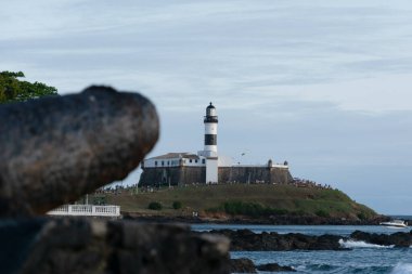 Salvador, Bahia, Brezilya - 14 Eylül 2024: Salvador, Bahia 'daki Barra Mahallesi' ndeki Barra Deniz Feneri 'nin uzaktan görüntüsü.