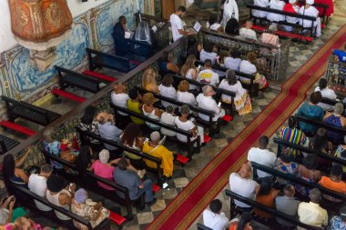 Salvador, Bahia, Brezilya - 20 Ekim 2024: Onlarca Katolik ve Candomble inananı Rosario dos Pretos kilisesinde dua ederken görülüyor. Pelourinho, Salvador, Bahia.