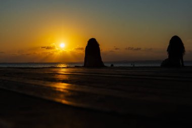Salvador, Bahia, Brezilya - 22 Ekim 2024: Tanımlanamayan insanlar, siluet içinde, Bahia 'nın Salvador kentindeki Porto da Barra' da günbatımının keyfini çıkarıyorlar..