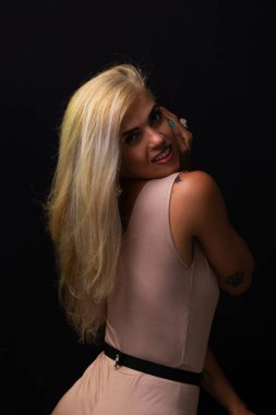 Salvador, Bahia, Brezilya - 18 Ekim 2024: Güzel sarışın kadın fotoğraf için poz veriyor. Siyah arka planda izole edilmiş. Salvador, Bahia.