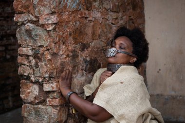Siyah kadın zincirlenmiş ve ağzında demir bir maskeyle köle Anastacia 'yı temsil ediyor. Brezilya 'da kölelik. Acı hissediyorum..