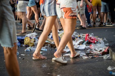 Salvador, Bahia, Brezilya - 23 Şubat 2020: Salvador Karnaval kutlamaları ve geçit töreninde çöp yığını. Döküntü yığını. Yürüyüş güzergahında kalabalık var. Salvador, Bahia.