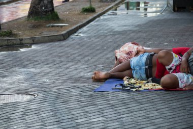 Salvador, Bahia, Brezilya - 23 Şubat 2020: Sokak satıcıları Brezilya 'nın Salvador kentinde bir gece süren karnaval şenliklerinden sonra uyurken görüldü.