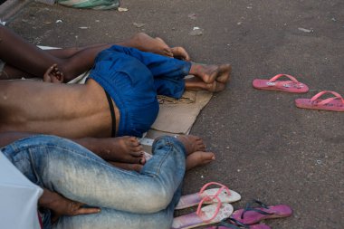 Salvador, Bahia, Brezilya - 23 Şubat 2020: Sokak satıcıları Brezilya 'nın Salvador kentinde bir gece süren karnaval şenliklerinden sonra uyurken görüldü.