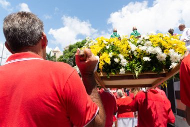 Salvador, Bahia, Brezilya - 4 Aralık 2019: Katolikler, Salvador, Bahia 'nın tarihi merkezinde Santa Barbara geçit töreni sırasında bir şamandıra taşırken görüldü.