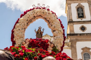 Salvador, Bahia, Brezilya - 4 Aralık 2019: Katolik ve Candomble taraftarları, Salvador, Bahia 'nın tarihi merkezinde düzenlenen Santa Barbara geçit törenine katıldıkları görüldü.