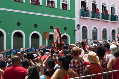 Salvador, Bahia, Brezilya - 4 Aralık 2019: Salvador, Bahia 'nın tarihi merkezinde Santa Barbara' nın geçit törenini izleyen binlerce Katolik görüldü