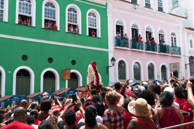 Salvador, Bahia, Brezilya - 4 Aralık 2019: Katolik inananlar, Bahia 'nın başkenti Pelourinho' da düzenlenen Aziz Barbara töreninin ardından görüldü.
